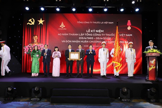 Quà Tặng Kỷ Niệm Thành Lập Công Ty – Vinh Danh Cột Mốc Quan Trọng