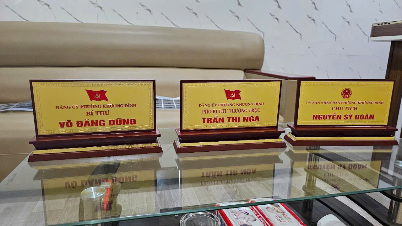 Thiết Kế & Chế Tác Biển Chức DaThiết Kế & Chế Tác Biển Chức Danh Bằng Đồng – Quà Tặng Sang Trọng Dành Cho Lãnh Đạo Mới Nhậm Chứcnh Bằng Đồng – Quà Tặng Sang Trọng Dành Cho Lãnh Đạo Mới Nhậm Chức