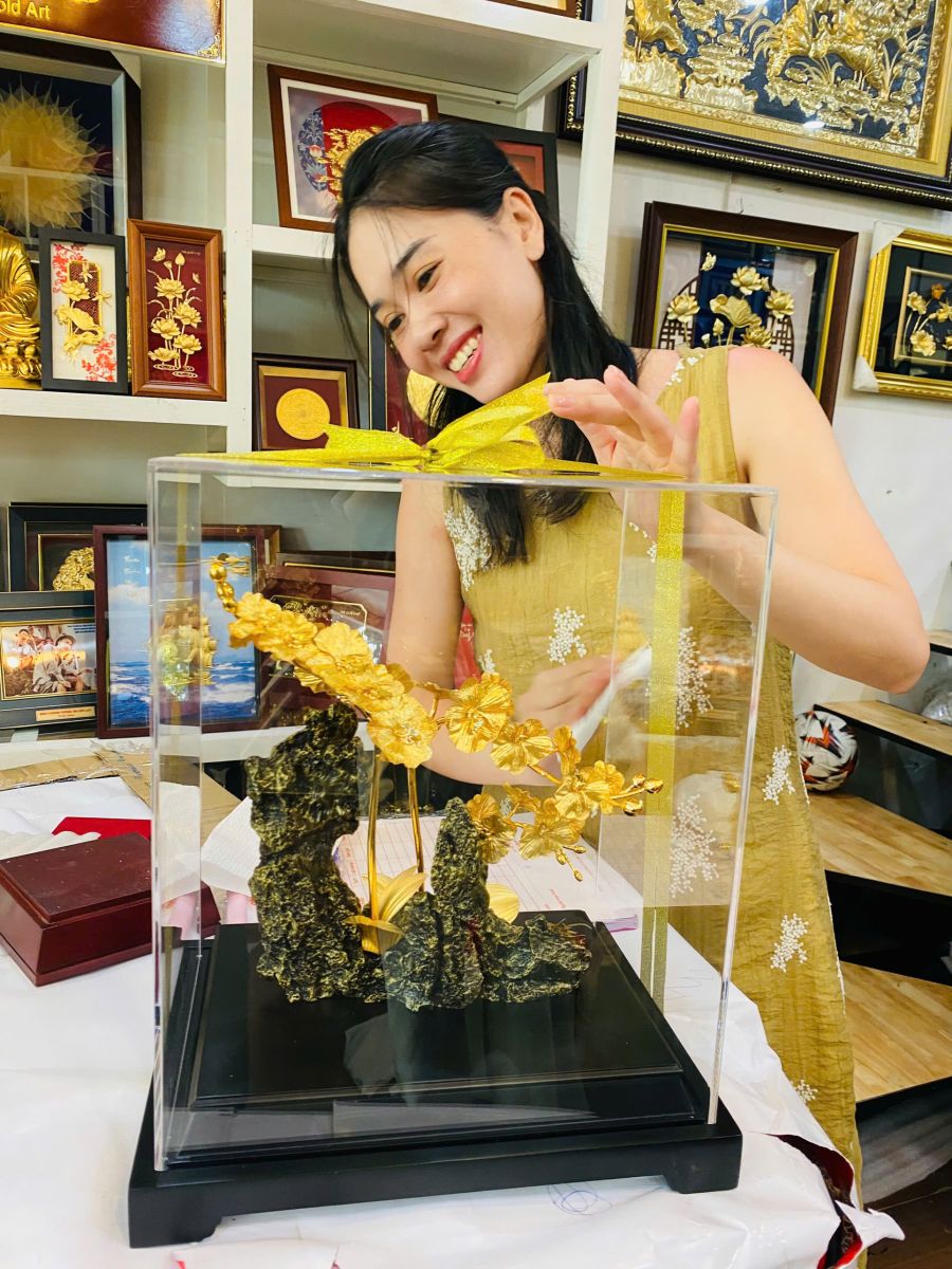 Lan Hồ Điệp Mạ Vàng: Bí Quyết Chọn Quà Sang, Làm Hài Lòng Mọi Người Nhận